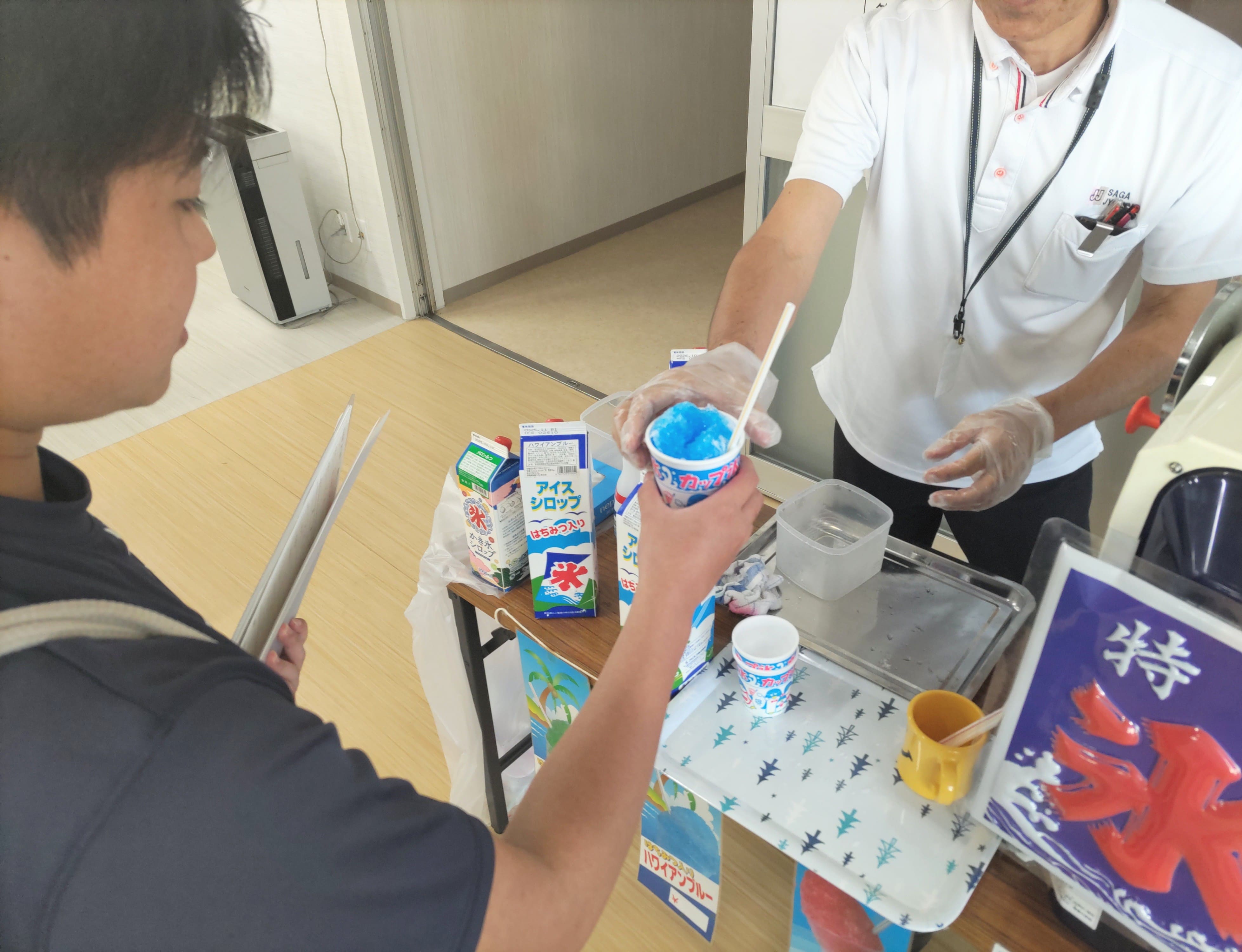 かき氷を受け取っている教習生